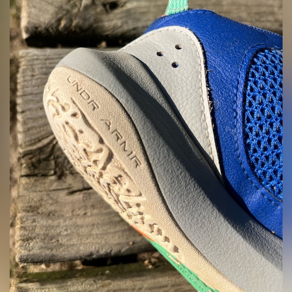 Under Armour Size 5 Youth Gym Shoes Colorful Blue Tennis Shoes Kids Sneakers - Picture 9 of 13